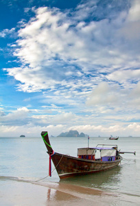 与异国风情岛和长尾船在泰国海景