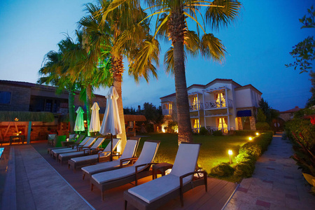 从棕榈花园看小精品酒店的放松池
