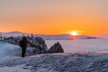 摄影师拍摄在俄罗斯的贝加尔湖冬季日落景观的照片。冬季旅游