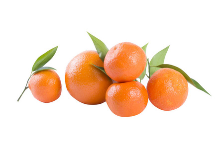 新鲜的 mandarines 在白色背景上分离。桔子是一种