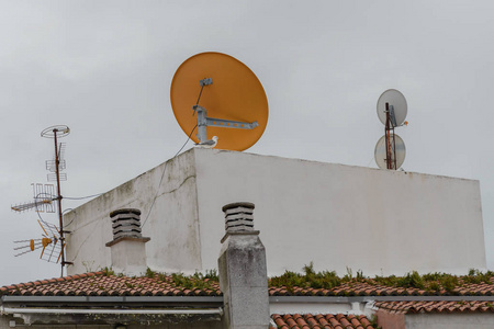 在房子的屋顶上的碟型卫星天线