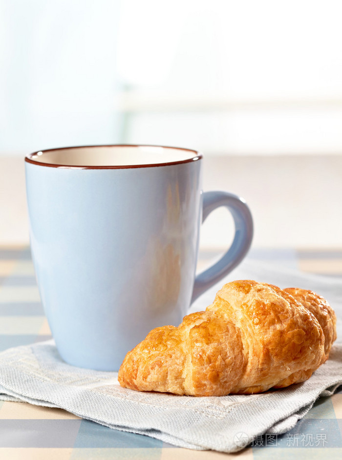 羊角面包和茶杯子