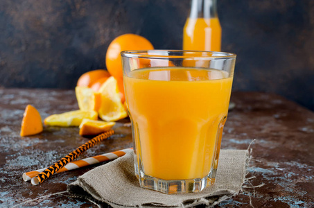 橙汁在玻璃和片断