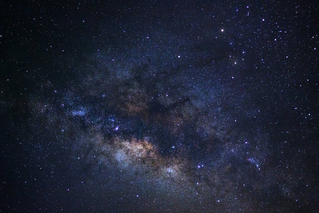 清晰的银河系与星和空间尘埃在大学