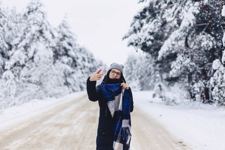 一个漂亮的女孩在白雪林的自拍