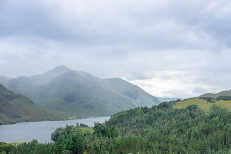 苏格兰高地风景秀丽的高山森林与小路