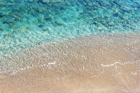 波浪与泡沫蓝色海在一个晴朗的沙滩在度假胜地在夏天假期休息