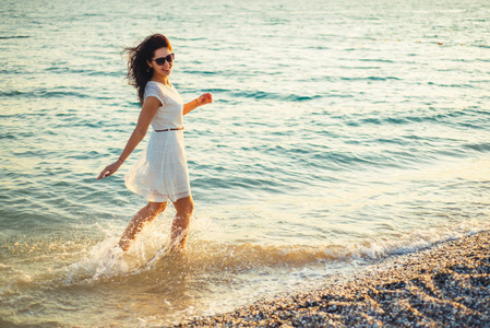 一个女人在海边奔跑, 很快乐