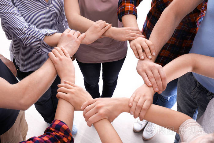 年轻人用双手做圆圈作为团结的象征
