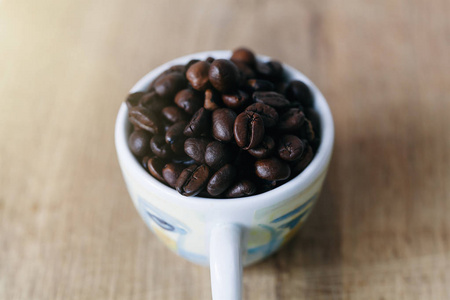 杯咖啡和咖啡豆木制背景上