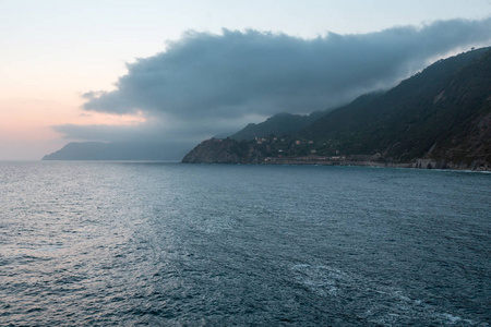 夏日傍晚 Corniglia 从 Manarola, 五渔村, 意大利的看法