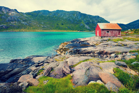 洛基海滨。挪威美丽的大自然。敦群岛。海上垂钓小屋