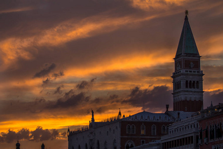 威尼斯日落时的圣马克钟楼
