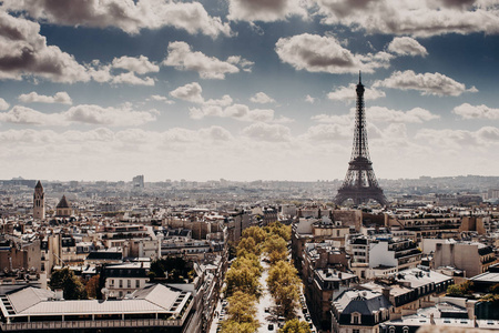法国首都巴黎全景, 带埃菲尔铁塔, 美丽的城市风光, 多云的蓝天。天与美妙的历史 landsmark 和 builduings。
