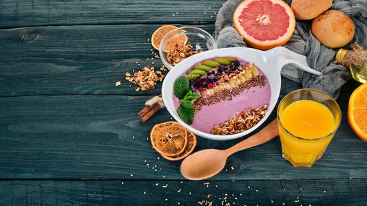 早餐。麦片粥配酸奶和水果。健康食品。顶部视图。在一个木质的背景。复制空间