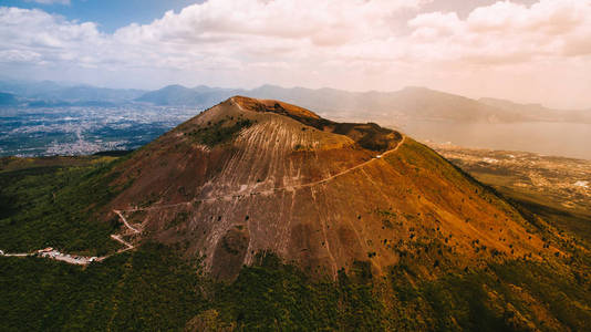 风景优美的维苏威火山从空中观