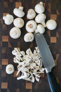 蘑菇堆 champignons 切片作为烹调的配料