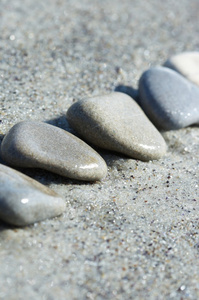 在海上，卵石砂的石头
