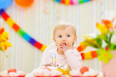 孩子吃第一个生日蛋糕