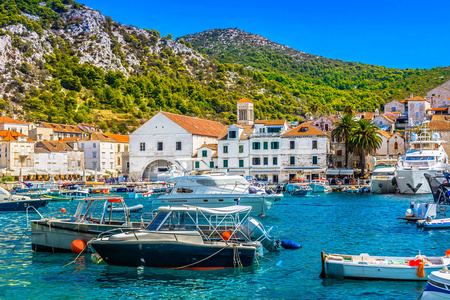 亚得里亚海风景克罗地亚。海滨景观在地中海夏季风光著名的豪华旅游胜地, 岛上的赫瓦尔克罗地亚