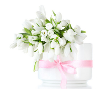 束美丽的花瓶及弓上白色隔离五彩缤纷