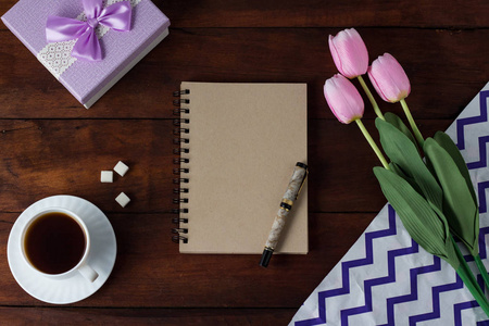 郁金香, 礼物, 杯子与咖啡, 笔记本在一个黑暗的木 backgro