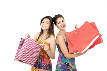 年轻的两个女人背着购物袋白色隔离