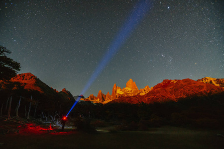 视图的芒伊罗伊和一个人在国家公园洛杉矶 Glaciares 国家公园晚上的聚光灯。秋天在巴塔哥尼亚, 阿根廷边