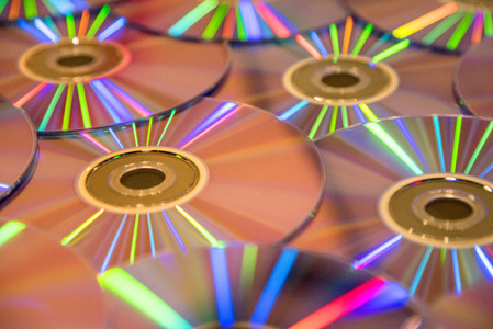 许多音乐光盘与彩虹光谱的颜色作为