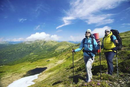 带着背包和帐篷夏天登山活动