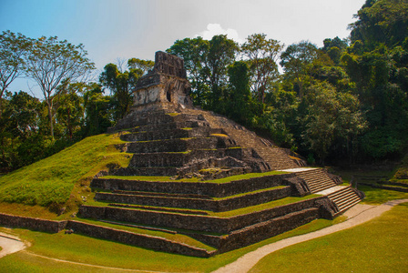 帕伦克, 恰帕斯, 墨西哥 巨大的古老金字塔与台阶在考古学综合体