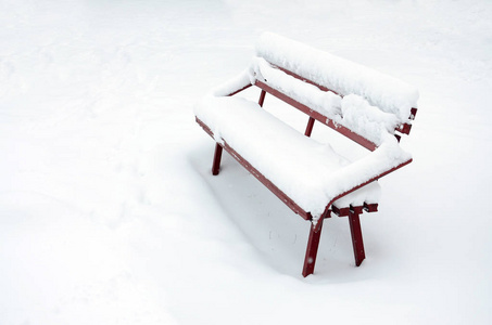 长凳上覆盖着一层厚墙, 坐落在积雪覆盖的平台上。