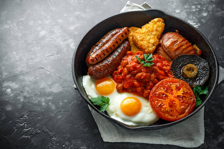 全英式早餐配培根, 香肠, 煎蛋, 焗豆, 土豆饼和蘑菇在乡下煎锅里, 平底锅