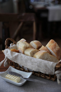 法式面包面包木篮木制背景