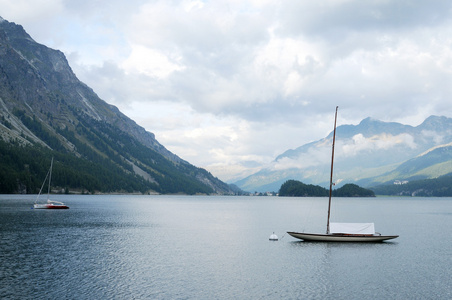 在瑞士的阿尔卑斯山设有一个湖和一条船的可爱全景