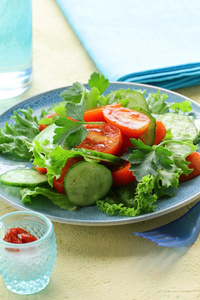 沙拉配生菜和黄瓜 芝麻菜和樱桃西红柿