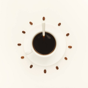 黑色咖啡杯和烤豆形成时钟表盘隔离 o