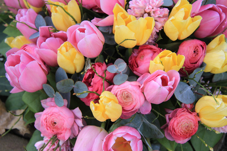 春天的花束 黄色和粉红色的郁金香