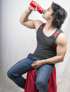 年轻的印度男性模型饮用蛋白质