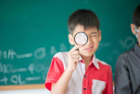 小学生们在教室里学习科学