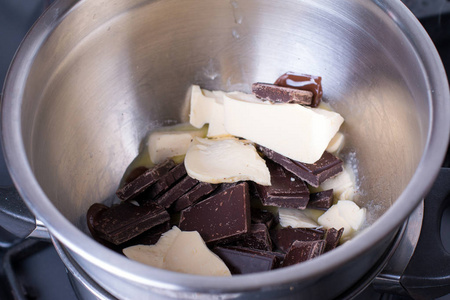 融化巧克力和黄油