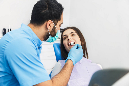 牙医检查病人牙齿