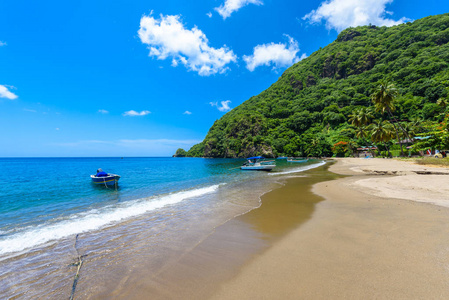 位于苏弗里耶尔湾的天堂海滩, 可观看圣卢西亚加勒比热带岛屿的山脉
