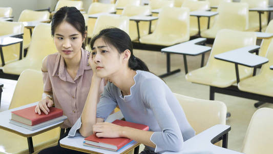 学生女孩在教室里感到困倦