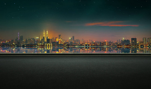 全景的沥青路边与美丽的吉隆坡城市滨水天际线。夜景