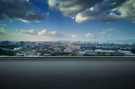 风景秀丽的吉隆坡城市天际线沥青路边全景