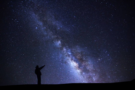 一个人站在一颗明亮的星星上, 用银河 galax