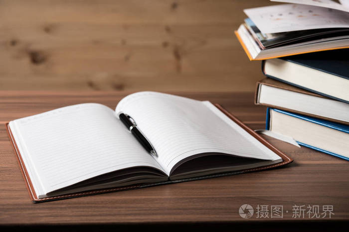 照片 翻开书, 一叠精装书放在木桌上.教育理念.复制空间.jpg