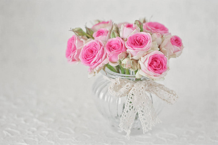 特写镜头用粉红玫瑰花卉组成。许多美丽的新鲜粉红玫瑰的表
