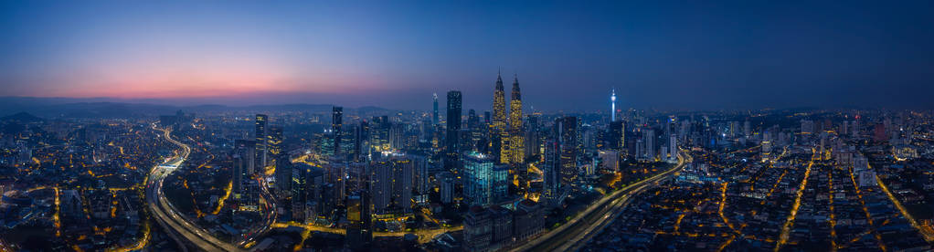 全景鸟瞰在吉隆坡城市景观的地平线。日出前的夜景, 马来西亚
